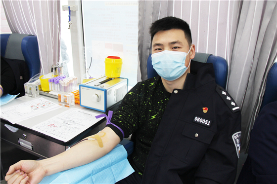 人民警察一心為民，捋袖捐血鐵血柔情——安康市公安局積極開展冬季獻(xiàn)血活動