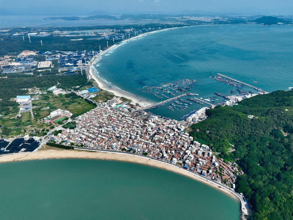 這是2024年10月16日拍攝的福建省漳州市東山縣澳角村（無(wú)人機(jī)照片）。新華社記者姜克紅攝