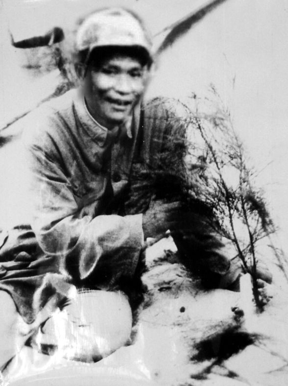 谷文昌與試種成活的木麻黃（資料照片）。