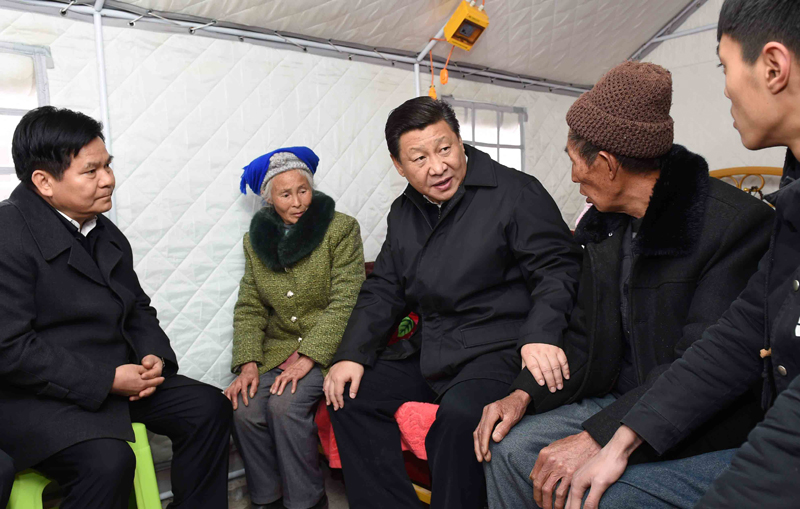 2015年1月19日，習(xí)近平總書記來到云南魯?shù)榭h小寨鎮(zhèn)甘家寨紅旗社區(qū)過渡安置點(diǎn)，看望受災(zāi)群眾甘正芬和她的老伴兒鄒體富。