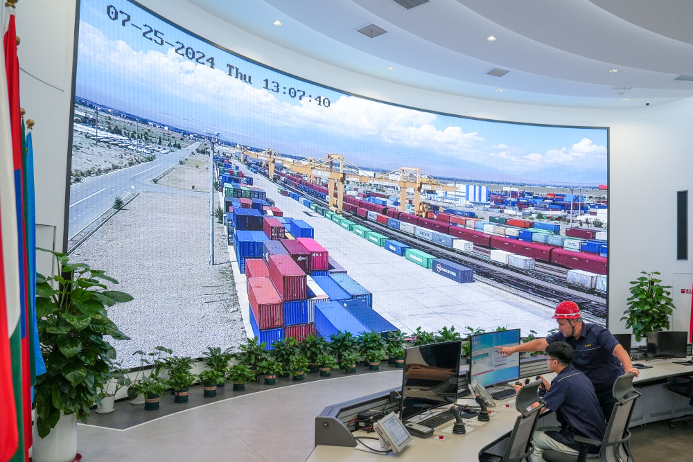 △ 在中哈（連云港）物流合作基地，工作人員通過(guò)“中哈物流場(chǎng)站”信息化跟蹤系統(tǒng)查看集裝箱運(yùn)輸情況（2024年7月25日攝）。