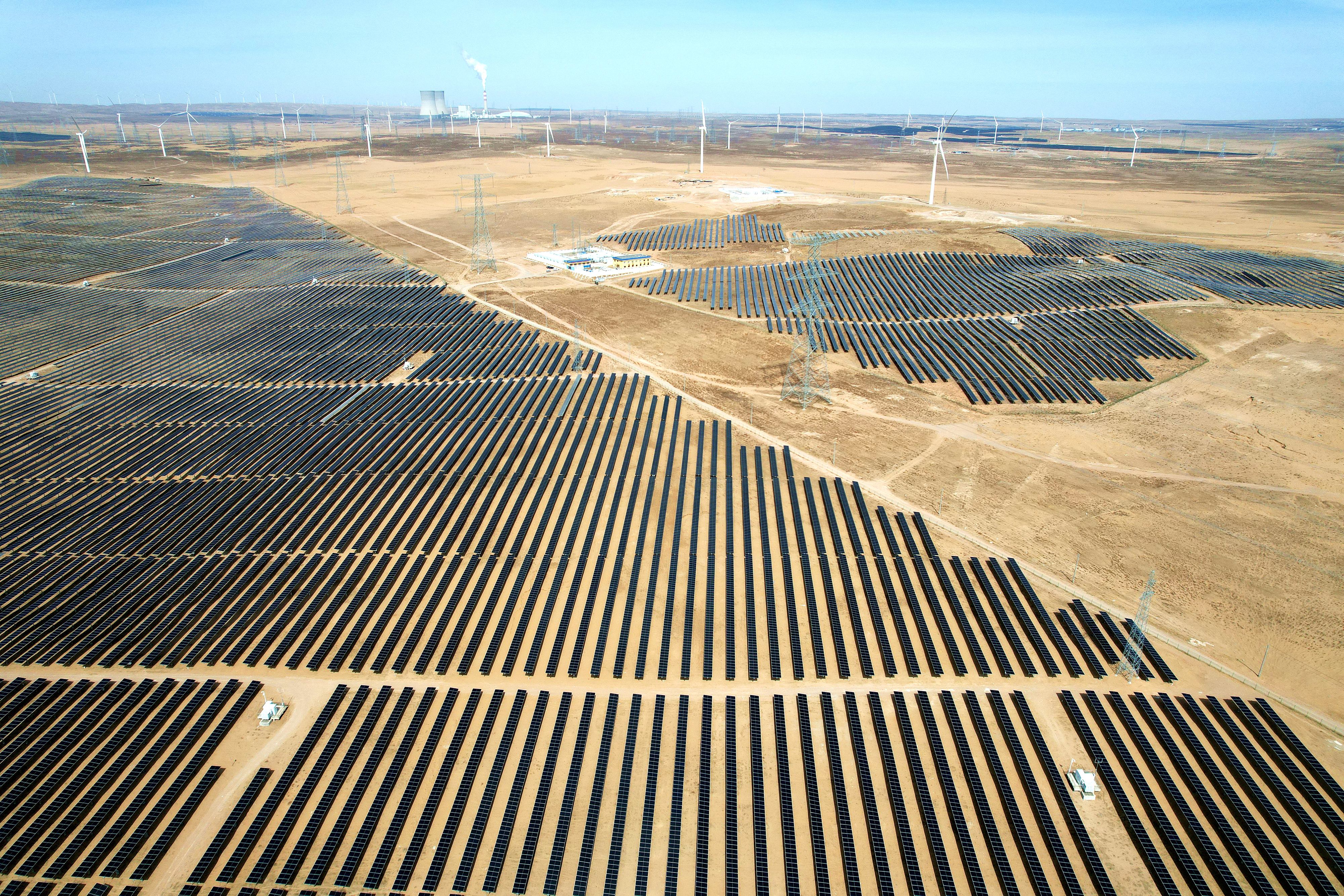 2026年3月18日，寧夏銀川，在靈武市白土崗鄉(xiāng)的一處光伏產(chǎn)業(yè)基地，成片的太陽能光伏板匯成一片“藍(lán)色海洋”。