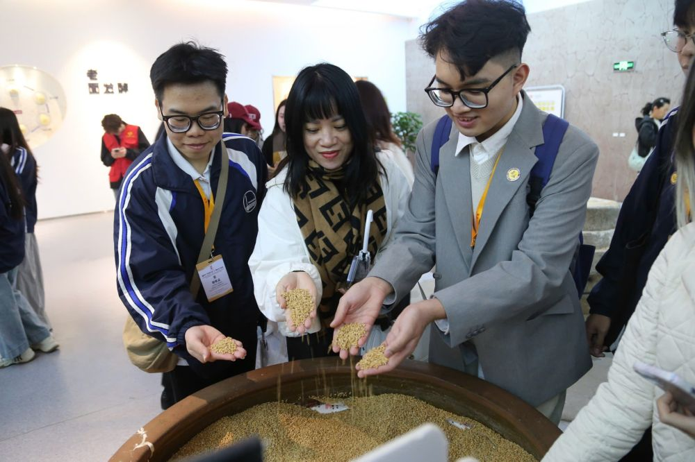 2026年3月30日，參加“紅色研學(xué)之旅”的越南青年在河北參觀新農(nóng)村建設(shè)。